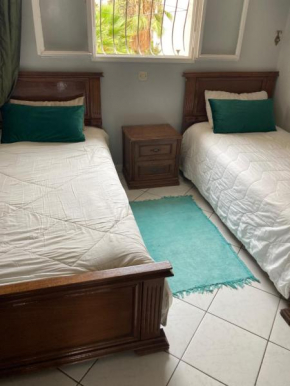 Chambre minimaliste et lumineuse